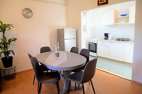 Beachside Apartment - Sleeps 5, Parking & Views