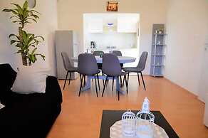 Beachside Apartment - Sleeps 5, Parking & Views