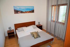 Beachside Apartment - Sleeps 5, Parking & Views