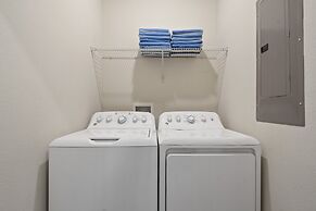 Clean Cozy Retreat: 10 Miles to Disney Pool Access