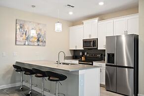 Clean Cozy Retreat: 10 Miles to Disney Pool Access