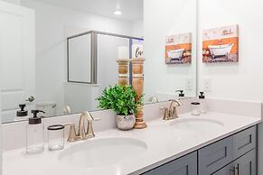 Cozy 8-bedroom Disney-themed Villa at Storey Lake