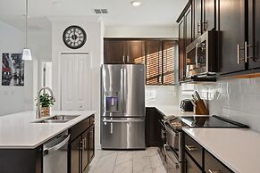 Luxurious Resort Home Near Disney & Shopping!