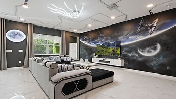 Star Wars Themed 12br Villa 10min to Galaxy's Edge