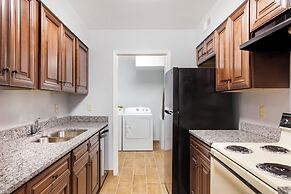 HomeTowne Studios by Red Roof Huntsville - Madison