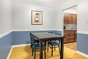 HomeTowne Studios by Red Roof Huntsville - Madison