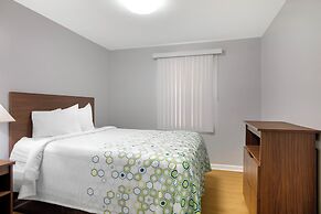 HomeTowne Studios by Red Roof Huntsville - Madison