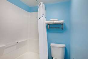 HomeTowne Studios by Red Roof Huntsville - Madison