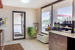 HomeTowne Studios by Red Roof Huntsville - Madison