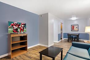 HomeTowne Studios by Red Roof Huntsville - Madison