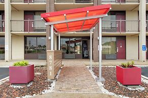 HomeTowne Studios by Red Roof Huntsville - Madison