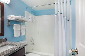 HomeTowne Studios by Red Roof Huntsville - Madison