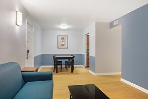 HomeTowne Studios by Red Roof Huntsville - Madison