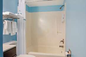 HomeTowne Studios by Red Roof Huntsville - Madison