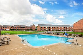 HomeTowne Studios by Red Roof Huntsville - Madison