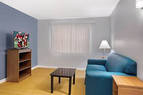 HomeTowne Studios by Red Roof Huntsville - Madison