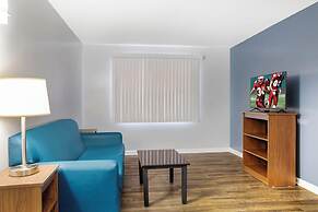 HomeTowne Studios by Red Roof Huntsville - Madison