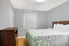 HomeTowne Studios by Red Roof Huntsville - Madison