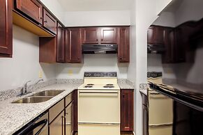 HomeTowne Studios by Red Roof Huntsville - Madison