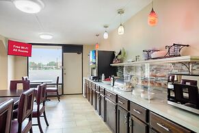 HomeTowne Studios by Red Roof Huntsville - Madison