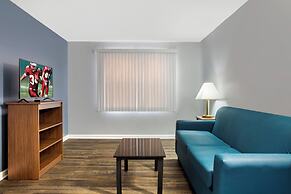 HomeTowne Studios by Red Roof Huntsville - Madison