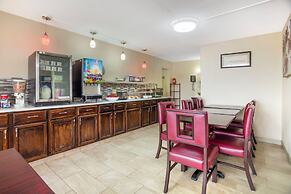 HomeTowne Studios by Red Roof Huntsville - Madison