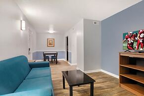 HomeTowne Studios by Red Roof Huntsville - Madison