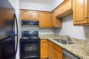 HomeTowne Studios by Red Roof Huntsville - Madison