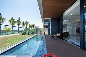Deluxe Riverfront Pool Villas Danang