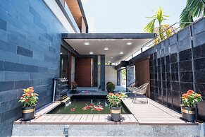 Deluxe Riverfront Pool Villas Danang