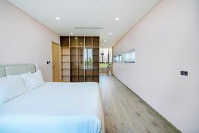 Deluxe Riverfront Pool Villas Danang
