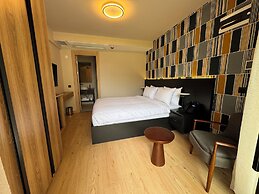 VENZI AYAYORGI ADULT ONLY +15