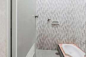 OYO 93976 Maluku Guest House