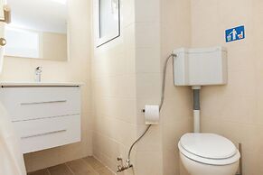 Modern Comfort 1Bd Apt with Balcony