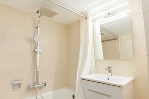 Modern Comfort 1Bd Apt with Balcony