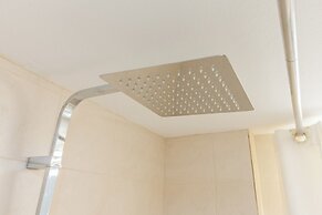 Modern Comfort 1Bd Apt with Balcony