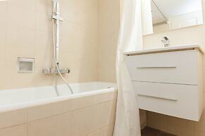 Modern Comfort 1Bd Apt with Balcony