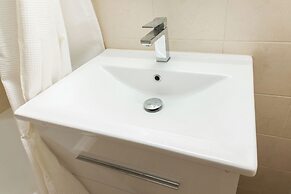 Modern Comfort 1Bd Apt with Balcony