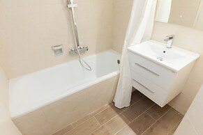 Modern Comfort 1Bd Apt with Balcony