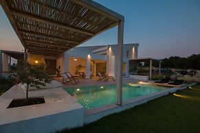 Aristotelia Gi - Private Pool Getaway