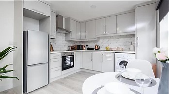 Spacious 1 bed Flat With View