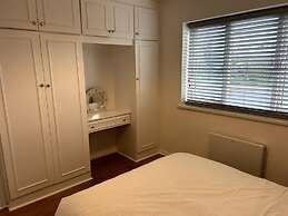 Essex 2 Bed Flat Near Station With Free Parking