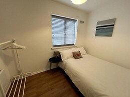 Essex 2 Bed Flat Near Station With Free Parking