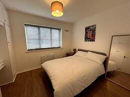 Essex 2 Bed Flat Near Station With Free Parking