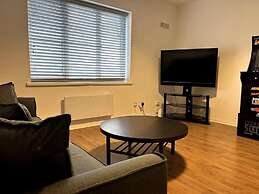 Essex 2 Bed Flat Near Station With Free Parking