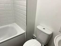 Essex 2 Bed Flat Near Station With Free Parking