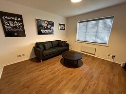 Essex 2 Bed Flat Near Station With Free Parking