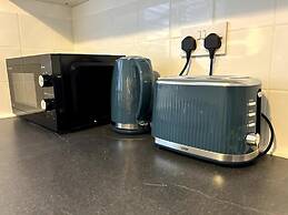 Essex 2 Bed Flat Near Station With Free Parking