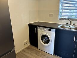 Essex 2 Bed Flat Near Station With Free Parking