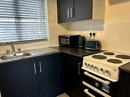 Essex 2 Bed Flat Near Station With Free Parking